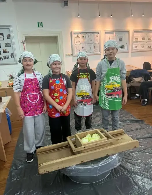 Uczniowie z Pawłowic poznawali tradycje kiszenia kapusty w Izbie Regionalnej