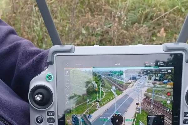 Dron nad przejazdami kolejowymi w Lesznie – policja i SOK kontrolują zachowania kierowców