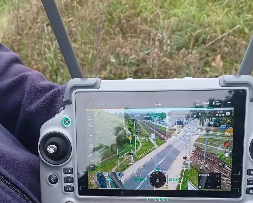 Dron nad przejazdami kolejowymi w Lesznie – policja i SOK kontrolują zachowania kierowców