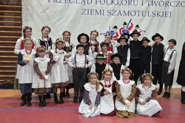 Młodzi artyści z Włoszakowic triumfują na VI Przeglądzie Folkloru w Szamotulach
