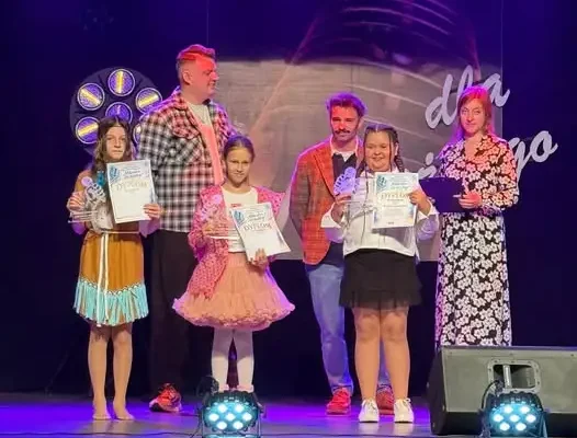 Wolsztyn: sukcesy młodych wokalistek z Lipna na IX Festiwalu „Mikrofon dla każdego”