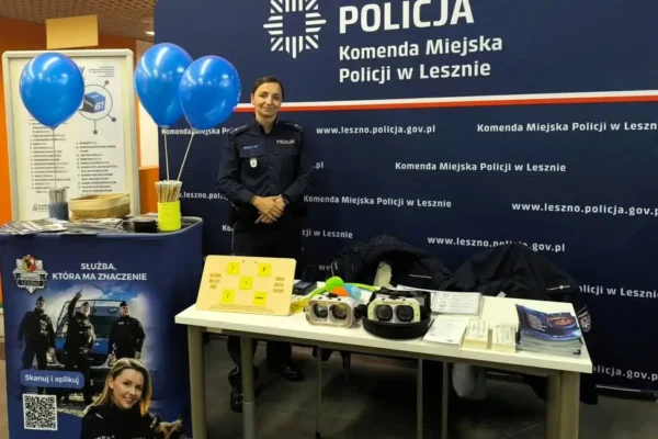 Leszczyńska policja promowała zawód na targach pracy w Akademii Nauk Stosowanych