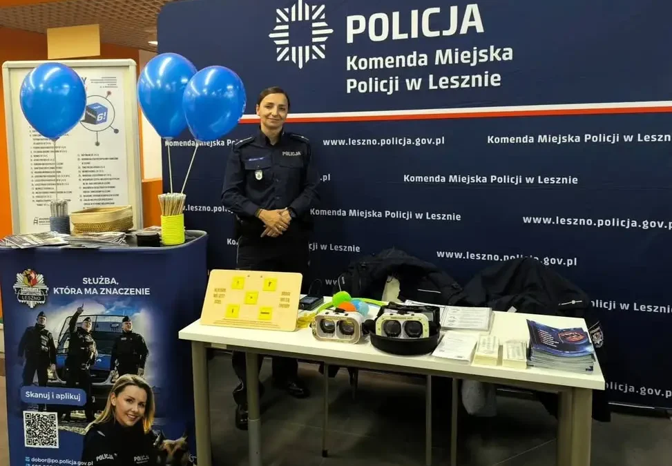 Leszczyńska policja promowała zawód na targach pracy w Akademii Nauk Stosowanych