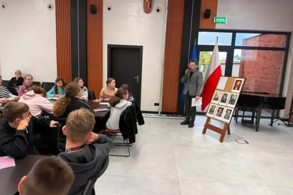Uczniowie z Wijewa poznali sylwetki polskich noblistów w bibliotece