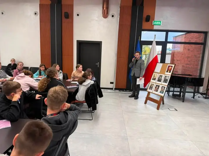 Uczniowie z Wijewa poznali sylwetki polskich noblistów w bibliotece