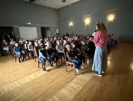 Lekcja filmowa w Drobninie: uczniowie klas I-III uczyli się o szacunku i akceptacji