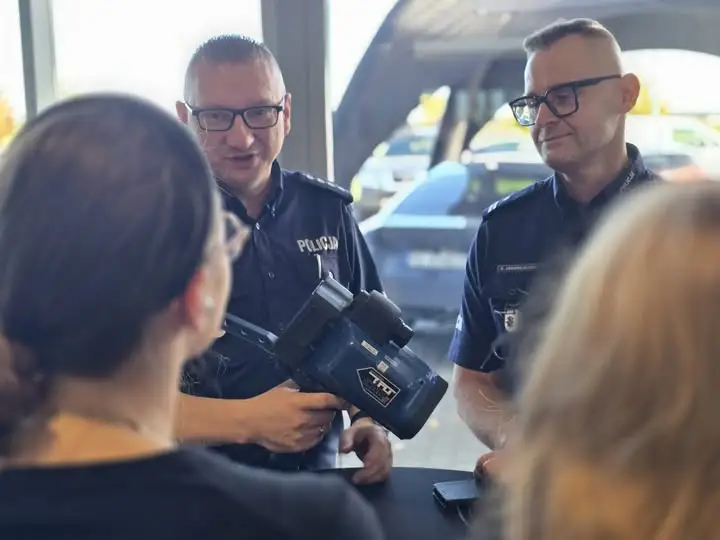Bezpieczni na drodze – policyjna akcja edukacyjna w Lesznie