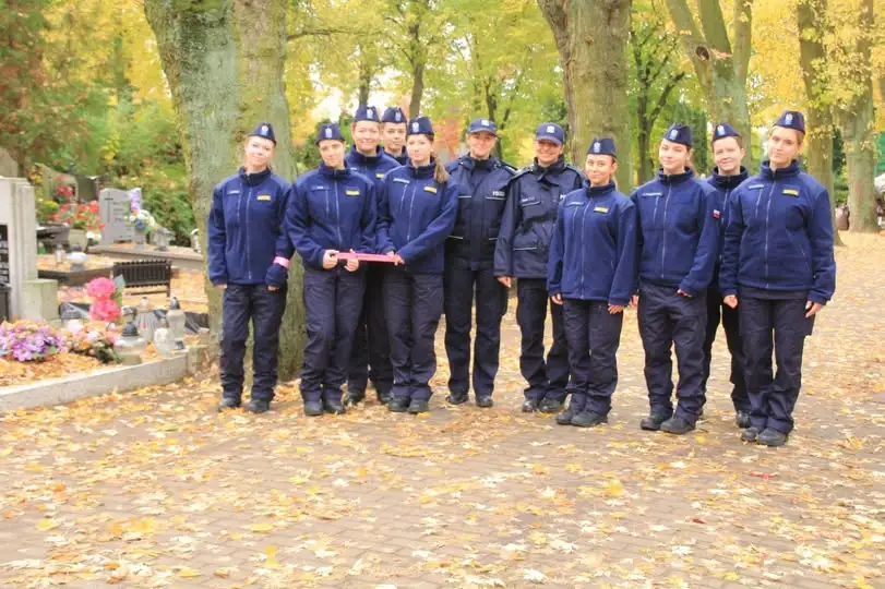 Leszno: policja i uczniowie zadbali o bezpieczeństwo seniorów przed Wszystkimi Świętymi