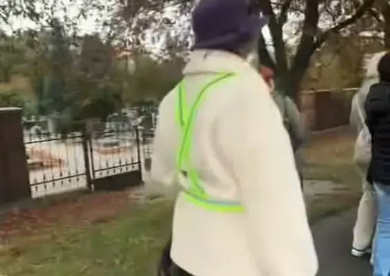 Bezpieczeństwo seniorów na drodze w okresie Wszystkich Świętych – apel policji i film profilaktyczny