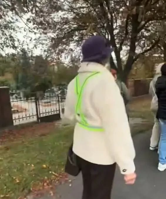 Bezpieczeństwo seniorów na drodze w okresie Wszystkich Świętych – apel policji i film profilaktyczny