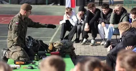 Edukacja z Wojskiem: 1500 szkół przejdzie szkolenie w nowej edycji programu